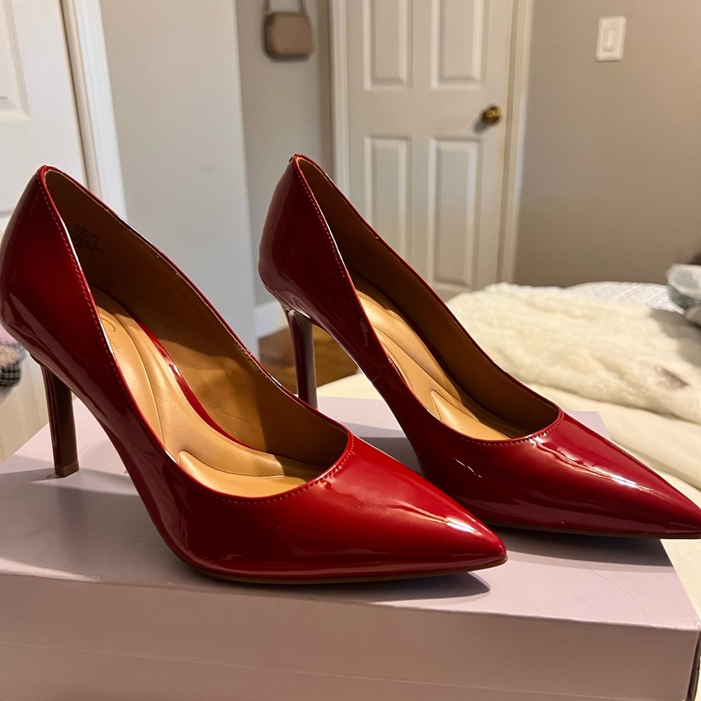 Jessica Simpson Bold Red Heels - Picture 4 of 11